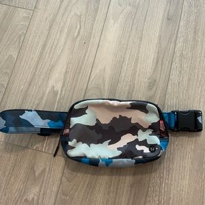 Lululemon everywhere belt bag
